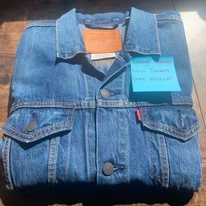 Vintage premium men’s Levi denim jacket blue